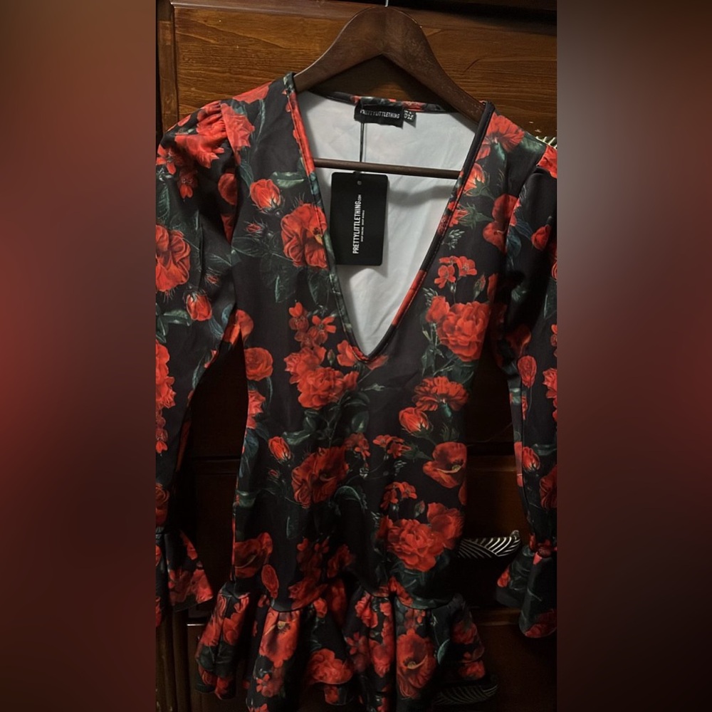 PrettyLittleThing Black Floral Plunge Front Ruffle Hem Dress - Picture 5 of 5
